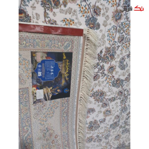 فرش ماشینی محتشم 700 شانه تراکم 2550 برجسته طرح شقایق کرم