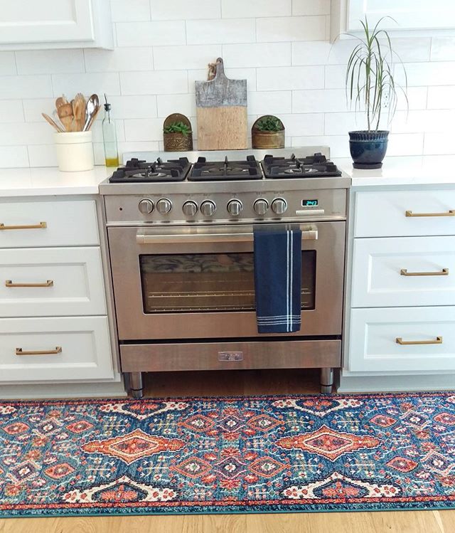 قالیچه های آشپزخانه سَبک و محافظی را به قلب خانه شما می آورند. آن‌ها فضای کار را آرایش می‌کنند، به گرما بخشیدن به صبح‌های سرد آشپزخانه کمک می‌کنند و نشت‌ها و خرده‌ها را تحت کنترل نگه می‌دارند. در حالی که کفپوش‌های چوبی زیبا هستند، قالیچه‌های آشپزخانه می‌توانند به شما کمک کنند تا کف چوبی یا کاشی را حفظ کنید .